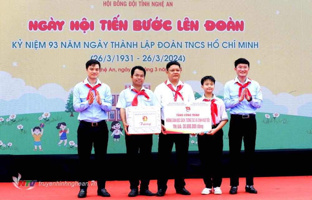 Tỉnh đoàn và Hội đồng đội Tỉnh Nghệ An trao tặng công trình “không gian đọc sách tương tác  và sinh hoạt đội” trị giá 30 triệu đồng cho nhà trường.