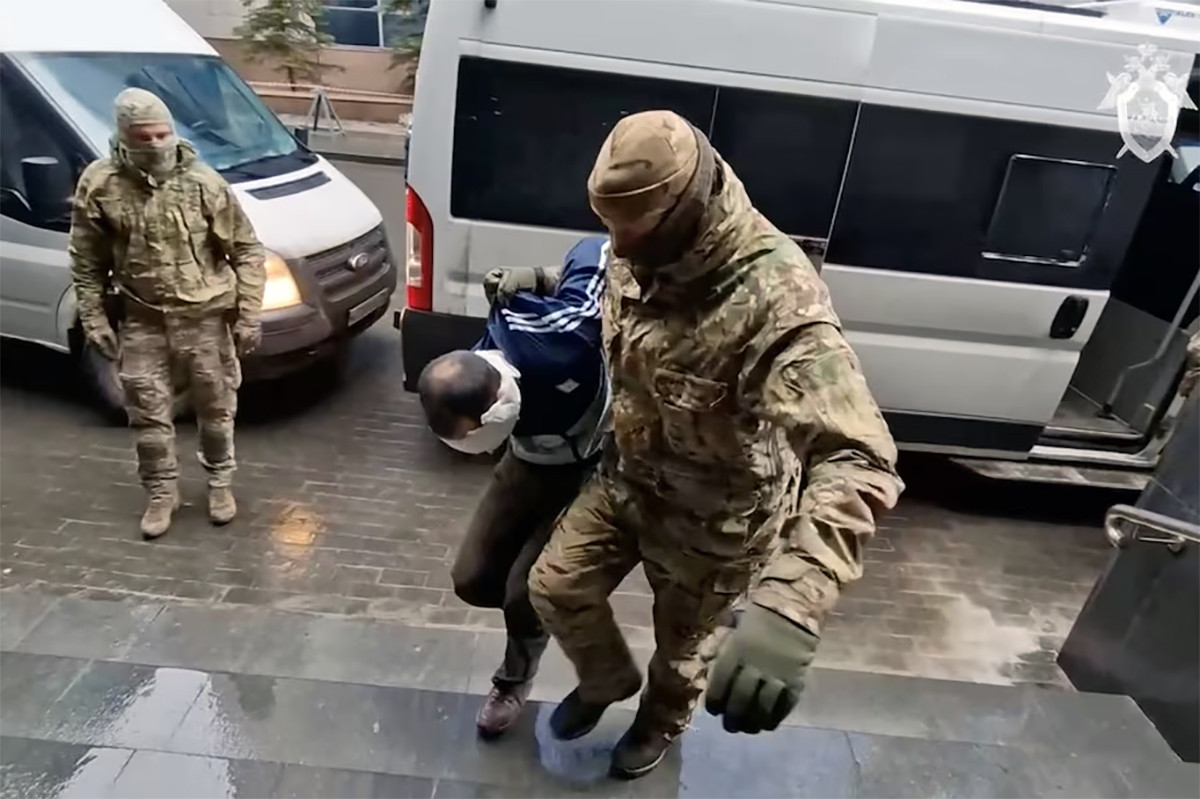 Một nghi phạm bị Cơ quan An ninh Liên bang Nga (FSB) bắt giữ. Ảnh: Ủy ban điều tra Nga