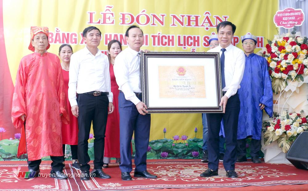 Lãnh đạo Sở Văn hoá - Thể thao trao Bằng xếp hạng di tích Lịch sử văn hóa cấp tỉnh nhà thờ họ Nguyễn Tư.