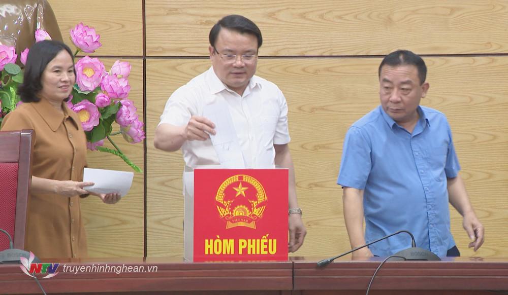 Ban chỉ  đạo các chương trình mục tiêu quốc gia tỉnh Nghệ An bỏ phiếu công nhận đạt xã chuẩn nông thôn mới và nông thôn mới nâng cao.