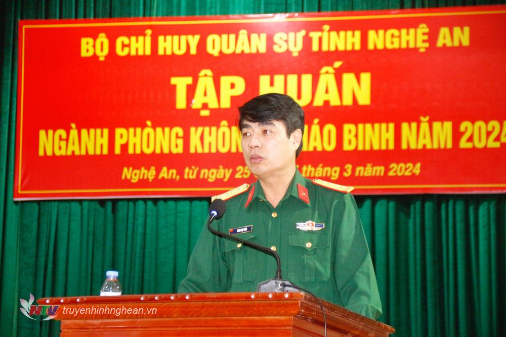 Đại tá Đinh Bạt Văn - Phó Chỉ huy trưởng, Tham mưu trưởng Bộ Chỉ huy Quân sự tỉnh phát biểu giao nhiệm vụ cho lớp tập huấn