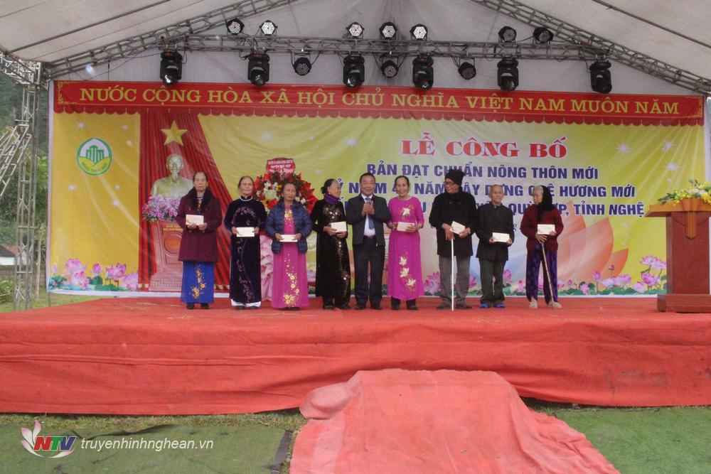 Phó Chủ tịch UBND tỉnh Nguyễn Văn Đệ tặng 9 quà cho các cụ cao tuổi ở bản Lấu.