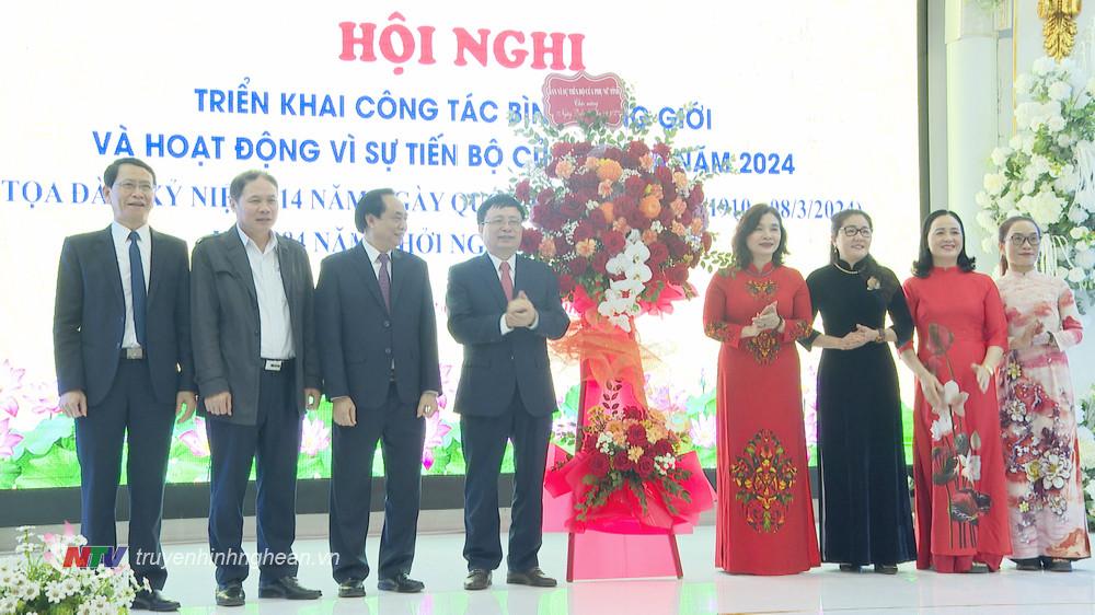 Phó Chủ tịch UBND tỉnh Bùi Đình Long tặng hoa chúc mừng 