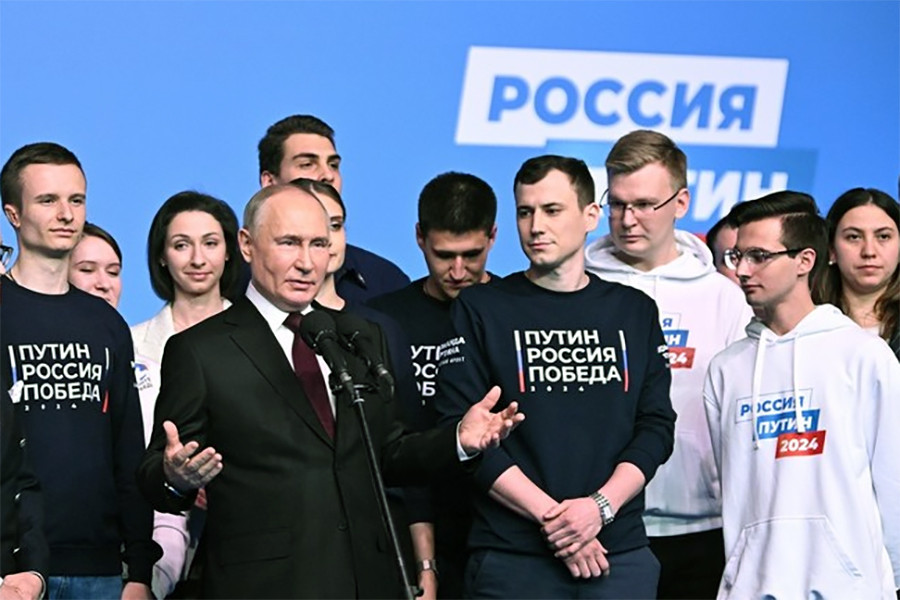 Tổng thống Nga Vladimir Putin phát biểu mừng tái đắc cử tại trụ sở chiến dịch vận động tranh cử ở Moscow tối 17/3. Ảnh: Sputnik