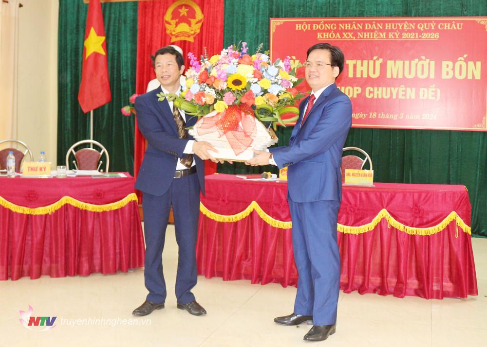 Đồng chí Nguyễn Thanh Hoài - Bí thư Huyện ủy Quỳ Châu tặng hoa chúc mừng tân Chủ tịch UBND huyện.