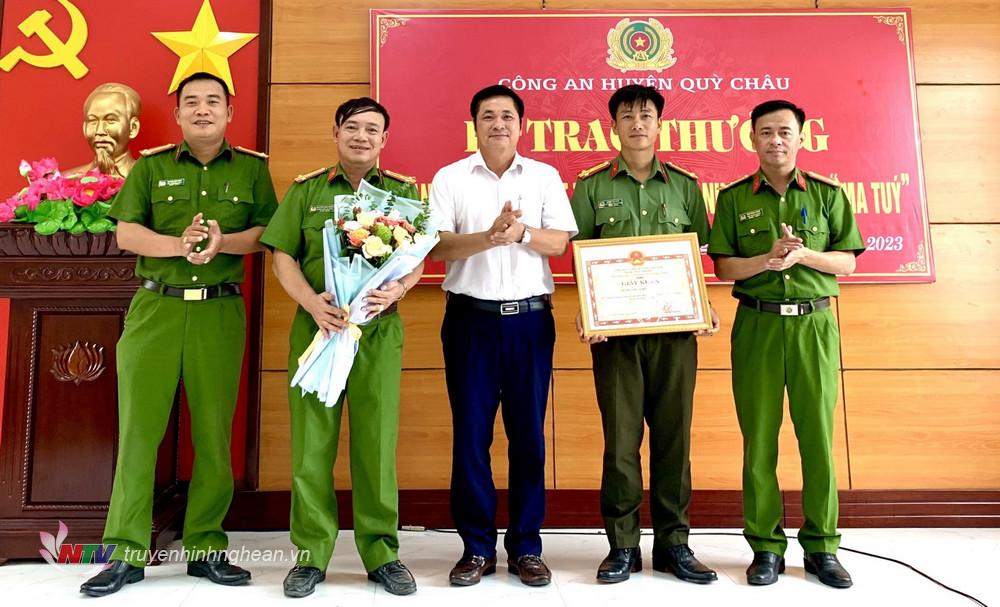 Lãnh đạo huyện Quỳ Châu khen thưởng Công an huyện.