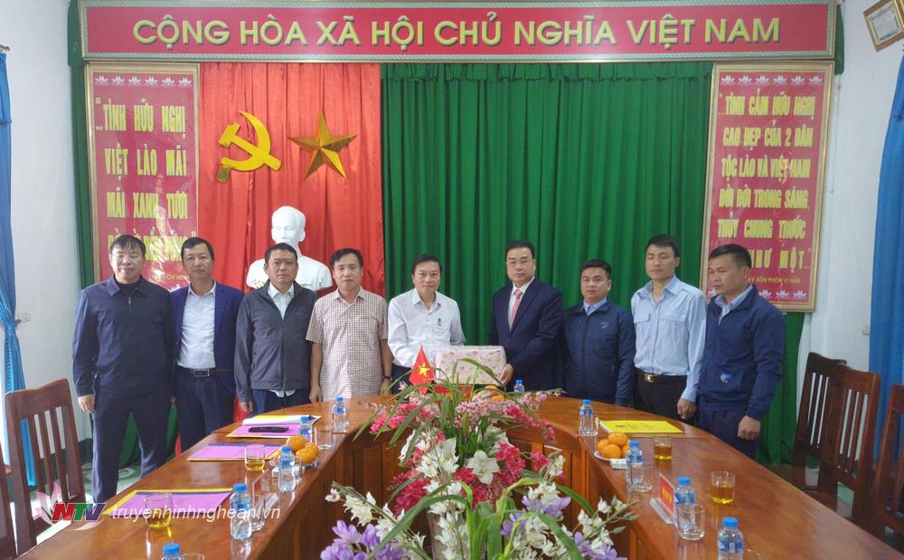 Phó Chủ tịch Thường trực UBND tỉnh Lê Hồng Vinh và các đồng chí trong đoàn công tác tặng quà động viên cán bộ, nhân viên đội quy tập.