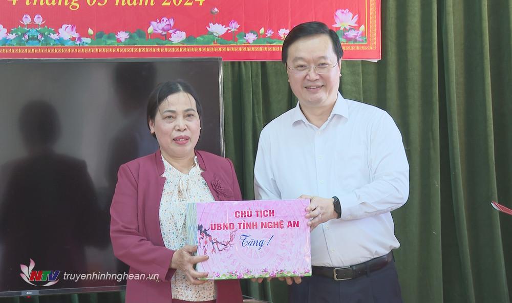 Đồng chí Nguyễn Đức Trung - Phó Bí thư Tỉnh ủy, Chủ tịch UBND tỉnh trao tặng quà cho Chi bộ xóm Sen 2.