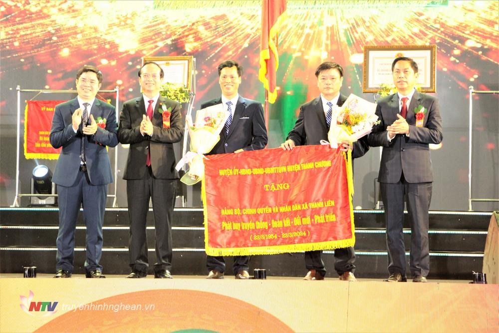 Huyện uỷ, HĐND, UBND, Uỷ ban MTTQ huyện Thanh Chương tặng cờ cho Đảng bộ và nhân dân xã Thanh Liên.