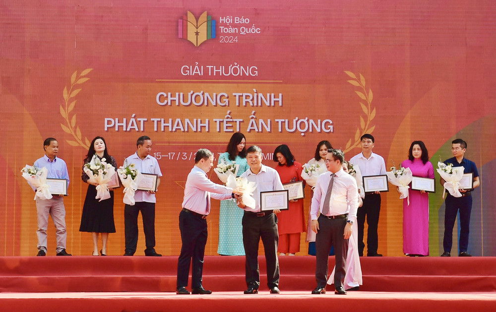 Phó Giám đốc Đài PT-TH Nghệ An Nguyễn Trung Thảo nhận giải thưởng tại Hội Báo toàn quốc 2024.