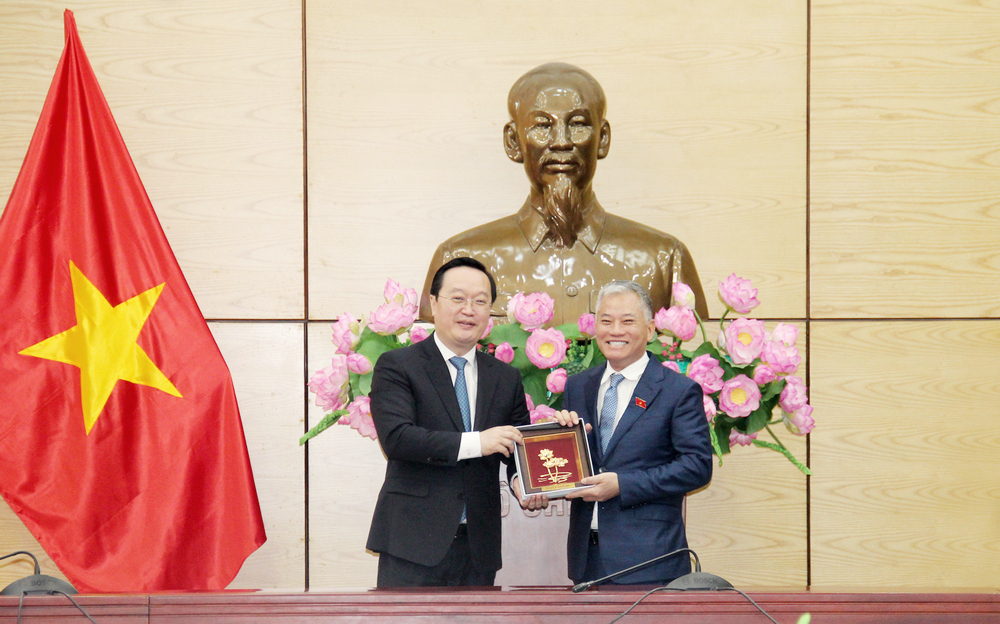 Chủ tịch UBND tỉnh Nguyễn Đức Trung tặng quà lưu niệm đến đồng chí Đôn Tuấn Phong - Phó Chủ nhiệm Ủy ban Đối ngoại Quốc hội, Chủ tịch Nhóm Nghị sỹ Hữu nghị Việt Nam – Đức. 