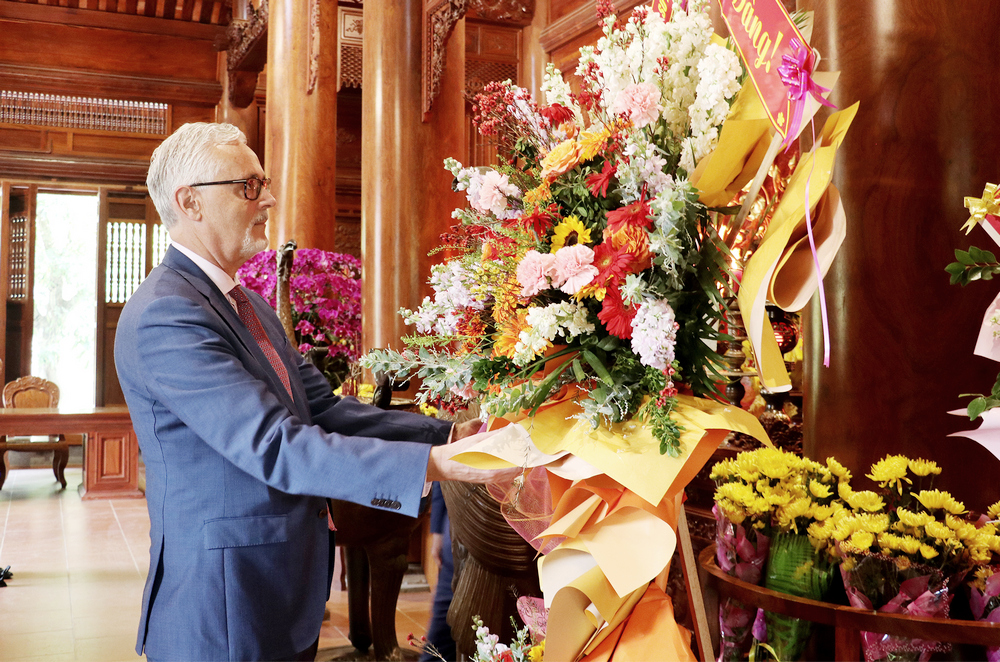 Ngài Guido Hildner - Đại sứ đặc mệnh toàn quyền Cộng hòa Liên bang Đức tại Việt Nam dâng hoa lên anh linh Chủ tịch Hồ Chí Minh