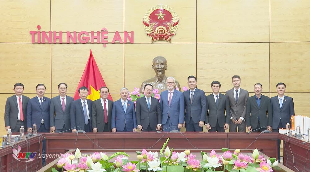 Lãnh đạo tỉnh chụp ảnh lưu niệm cùng Đoàn công tác Đại sứ quán nước Cộng hoà Liên bang Đức tại Việt Nam và Nhóm Nghị sỹ Hữu nghị Việt Nam - Đức. 