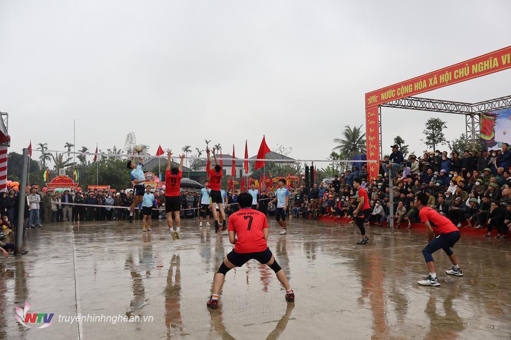 thi đấu bóng chuyền trong lễ hội Đền Nguyễn Xi.J
