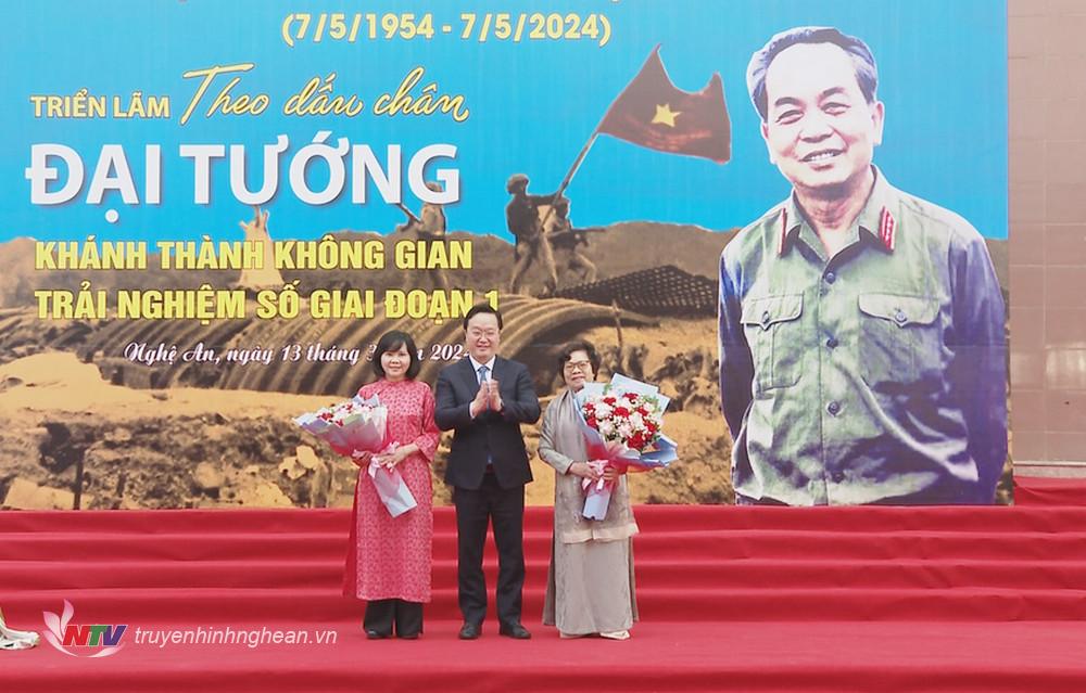 Chủ tịch UBND tỉnh Nguyễn Đức Trung tặng hoa cảm ơn nhà giáo, nhà báo, nhà thơ Nguyễn Thị Mỹ Dung và lãnh đạo Bảo tàng Phụ nữ Việt Nam