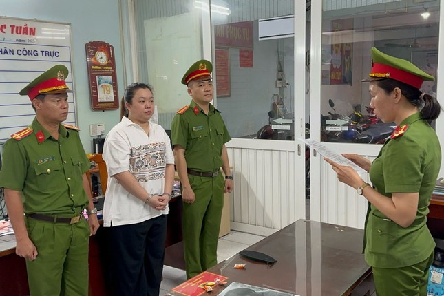 Cơ quan công an tống đạt các quyết định đối với bà Nguyễn Phương Thanh. Ảnh: Công an cung cấp.