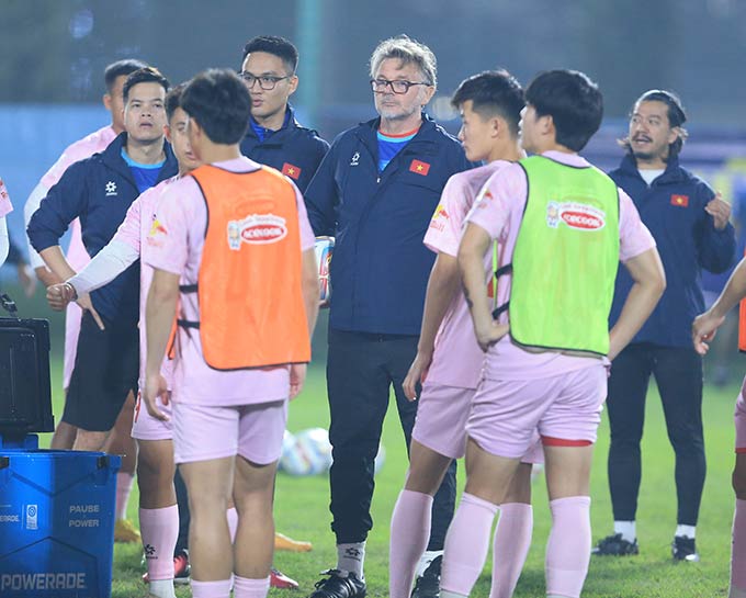 HLV Troussier chọn xong 28 cầu thủ Việt Nam hướng tới 2 trận gặp Indonesia