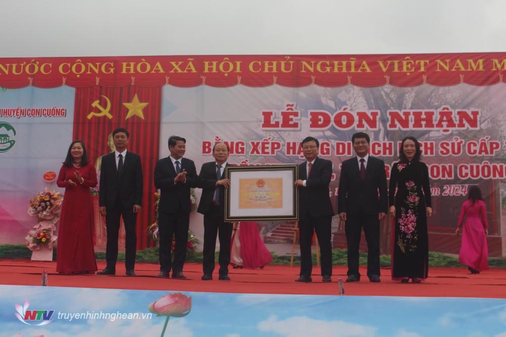 UBND tỉnh trao bằng công nhận di tích lịch sử cấp tỉnh đối với đền Khe sặt huyện Con Cuông.