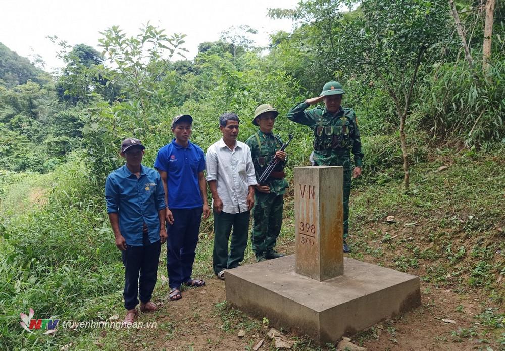 Thành viên tổ tự quản đường biên, cột mốc xã Keng Đu cùng cán bộ Đồn Biên phòng Keng Đu, Bộ đội Biên phòng Nghệ An tuần tra kiểm tra dấu hiệu đường biên mốc quốc giới Việt Nam - Lào