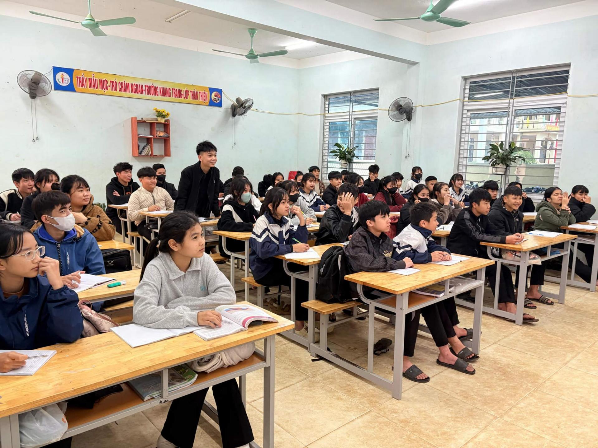  Học sinh tích cực phát biểu trong các giờ học.