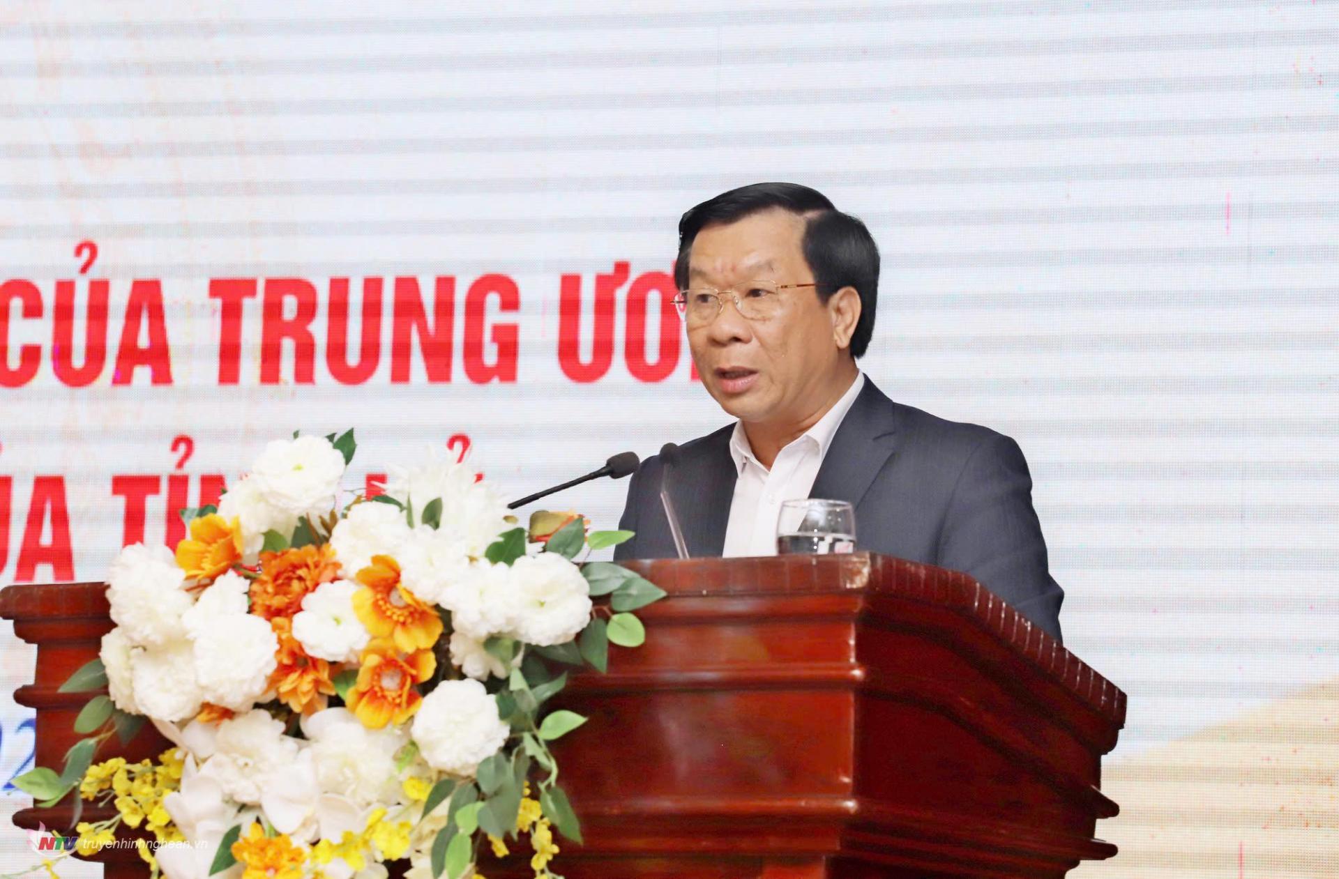 Đồng chí Lê Đức Cường - Trưởng ban Tổ chức Tỉnh ủy quán triệt các kết luận của Ban Chấp hành Trung ương Đảng, Bộ Chính trị, Ban Bí thư về các chủ trương, định hướng sắp xếp tổ chức bộ máy của hệ thống chính trị.