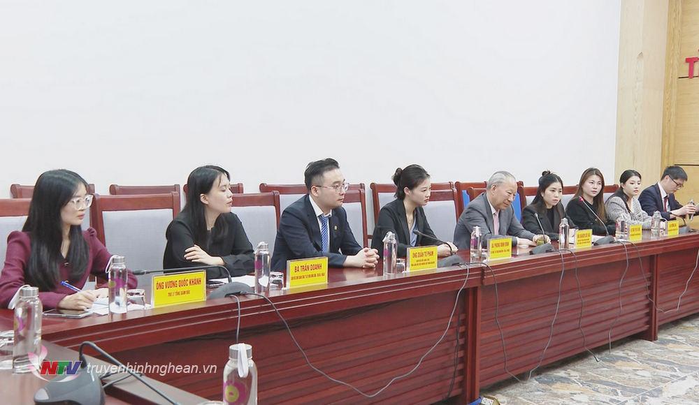 Các thành viên đoàn khảo sát của Tập đoàn Xây dựng Thái Bình Dương (Trung Quốc) tại buổi làm việc.