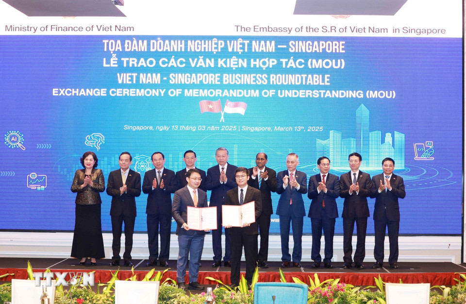 Tổng Bí thư Tô Lâm chứng kiến trao văn kiện hợp tác giữa doanh nghiệp hai nước. Ảnh: Thống Nhất/TTXVN