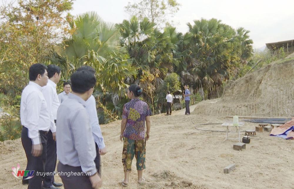 Đoàn công tác của Ban Chỉ đạo 1838 tỉnh kiểm tra thực hiện hỗ trợ xây dựng nhà cho người có công, người nghèo, người có hoàn cảnh khó khăn về nhà ở trên địa bàn huyện Tương Dương.