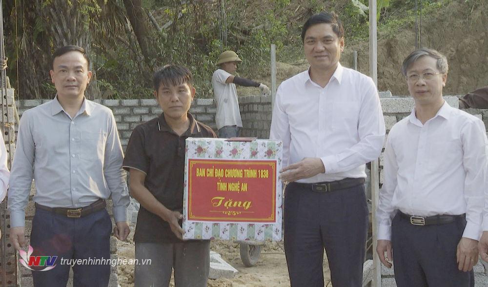 Đoàn công tác kiểm tra xây dựng nhà và tặng quà cho gia đình hộ nghèo Vi Văn Sáo ở bản Lưu Phong, xã Lưu Kiền.