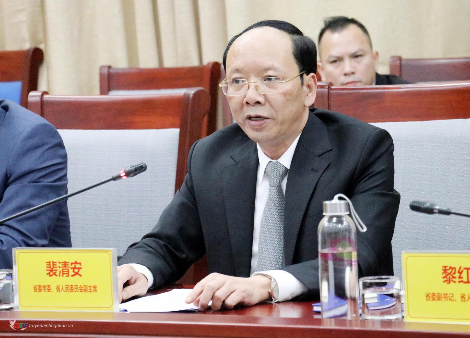 Phó Chủ tịch UBND tỉnh Bùi Thanh An giới thiệu với đoàn một số thông tin cơ bản về tình hình kinh tế - xã hội của Nghệ An, quan hệ hợp tác giữa Nghệ An với Trung quốc.