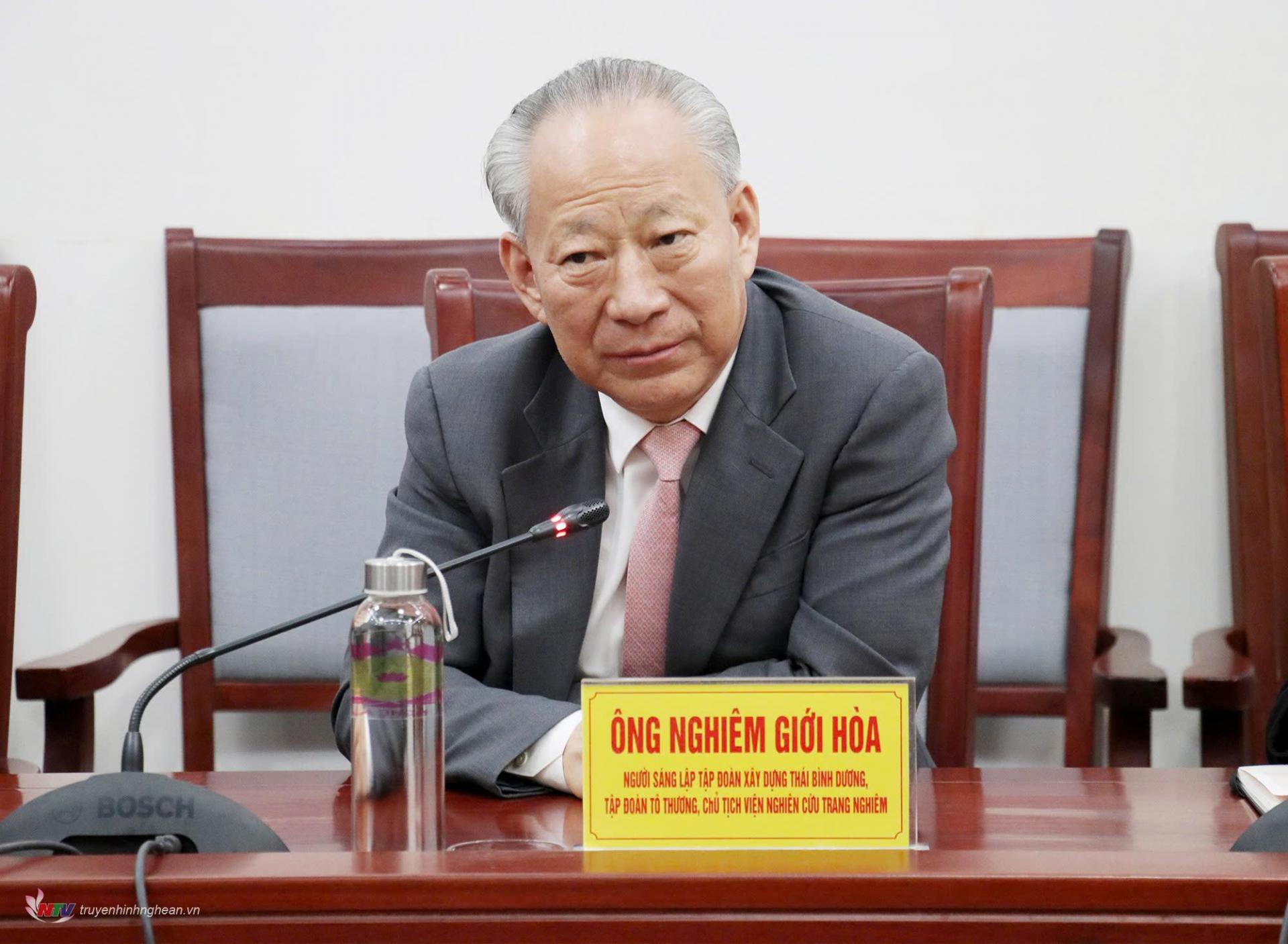 Ông Nghiêm Giới Hoà, Người sáng lập Tập đoàn Xây dựng Thái Bình Dương, Tập đoàn Tô Thương, Chủ tịch Viện Nghiên cứu Trang Nghiêm phát biểu tại buổi làm việc.