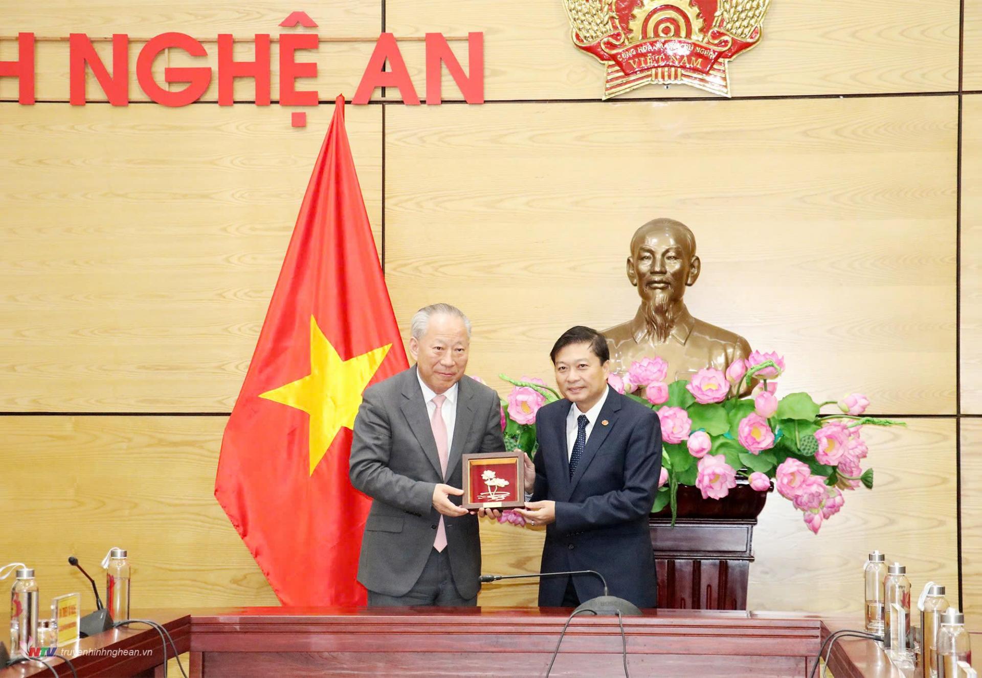 Chủ tịch UBND tỉnh Lê Hồng Vinh trao món quà lưu niệm đế ông Nghiêm Giới Hoà, Người sáng lập Tập đoàn Xây dựng Thái Bình Dương, Tập đoàn Tô Thương, Chủ tịch Viện Nghiên cứu Trang Nghiêm.