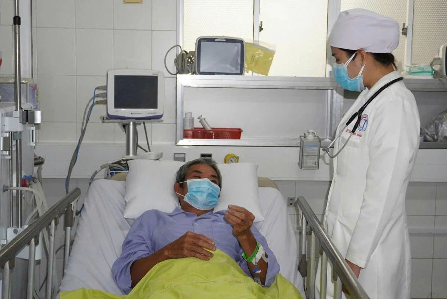 Bệnh nhân bị ngộ độc cá nóc đang điều trị tại BVĐKTƯ Cần Thơ (Ảnh: CTV).