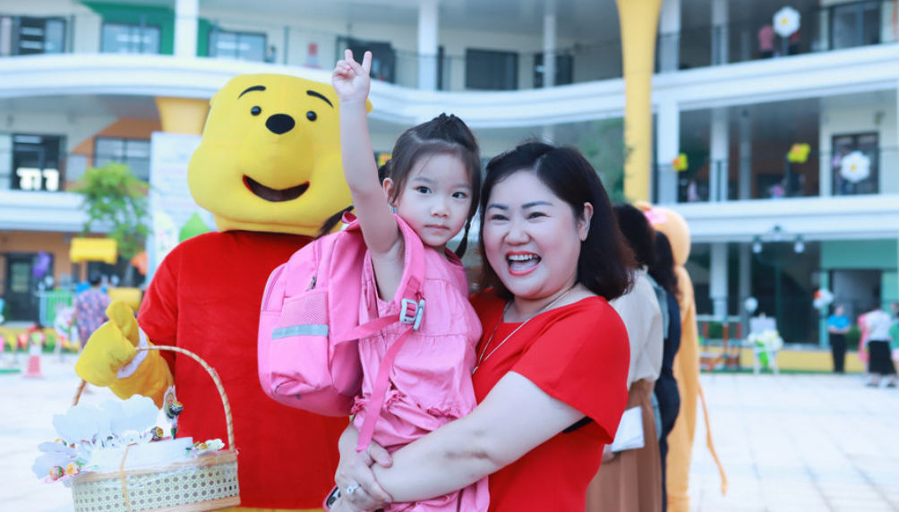 Cô và trò Trường Mầm non Họa Mi, phường Hoàng Liệt, Hà Nội. Ảnh: Đình Tuệ