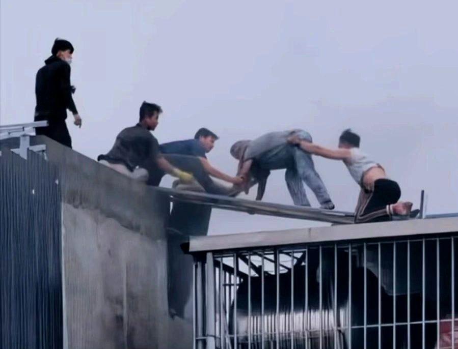 Anh Cường cùng nhiều người đã tham gia cứu người trong vụ cháy nhà. Ảnh: P.V