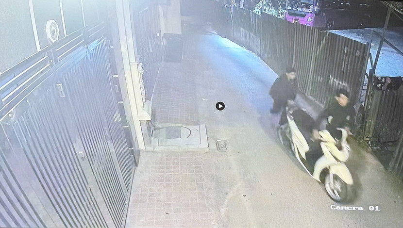 Hình ảnh Dương Văn Hoàng và Hùng dắt xe bị camera an ninh ghi lại