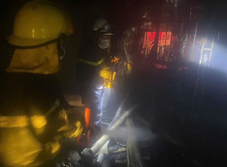 Lực lượng chức năng dập tắt hoàn toàn vụ cháy. Ảnh: P.V