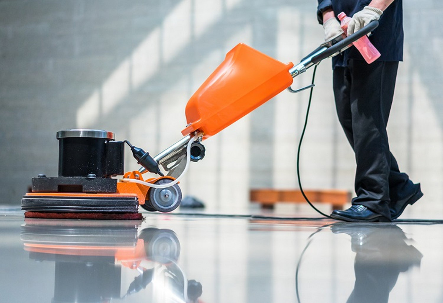 Vệ sinh công nghiệp sử dụng máy móc và hóa chất chuyên dụng để làm sạch hiệu quả các công trình có diện tích lớn