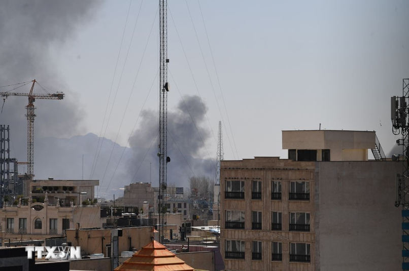 Khói bốc lên sau các cuộc không kích của Mỹ và Israel xuống thủ đô Tehran, Iran ngày 1/3/2026. (Ảnh: THX/TTXVN)