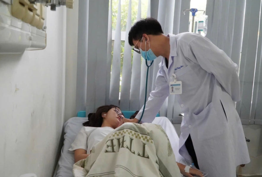 Bệnh nhân nghi ngộ độc điều trị tại Bệnh viện Đa khoa Vũng Tàu. Ảnh: BVCC.