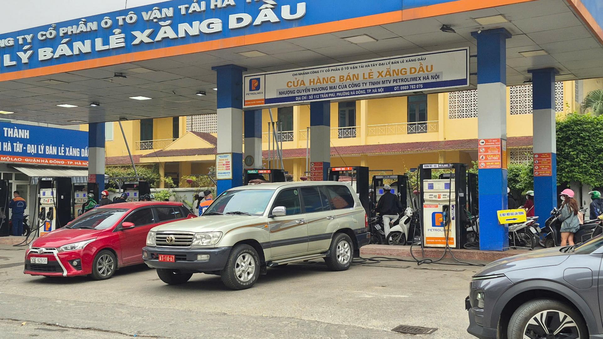 Người dân đổ xăng tại Hà Nội. Ảnh: AH