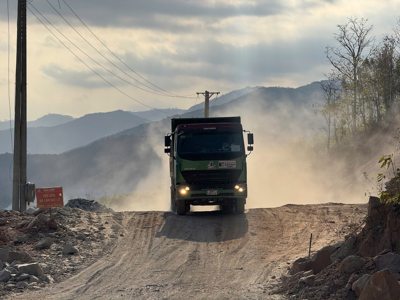 Giá xăng dầu tăng cao đang gây áp lực lớn cho sản xuất, kinh doanh.