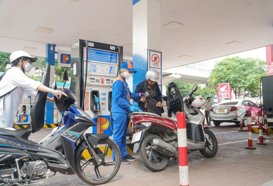 Chính phủ chính thức giảm thuế nhập khẩu ưu đãi với một số mặt hàng xăng dầu. Ảnh: MINH TRÚC