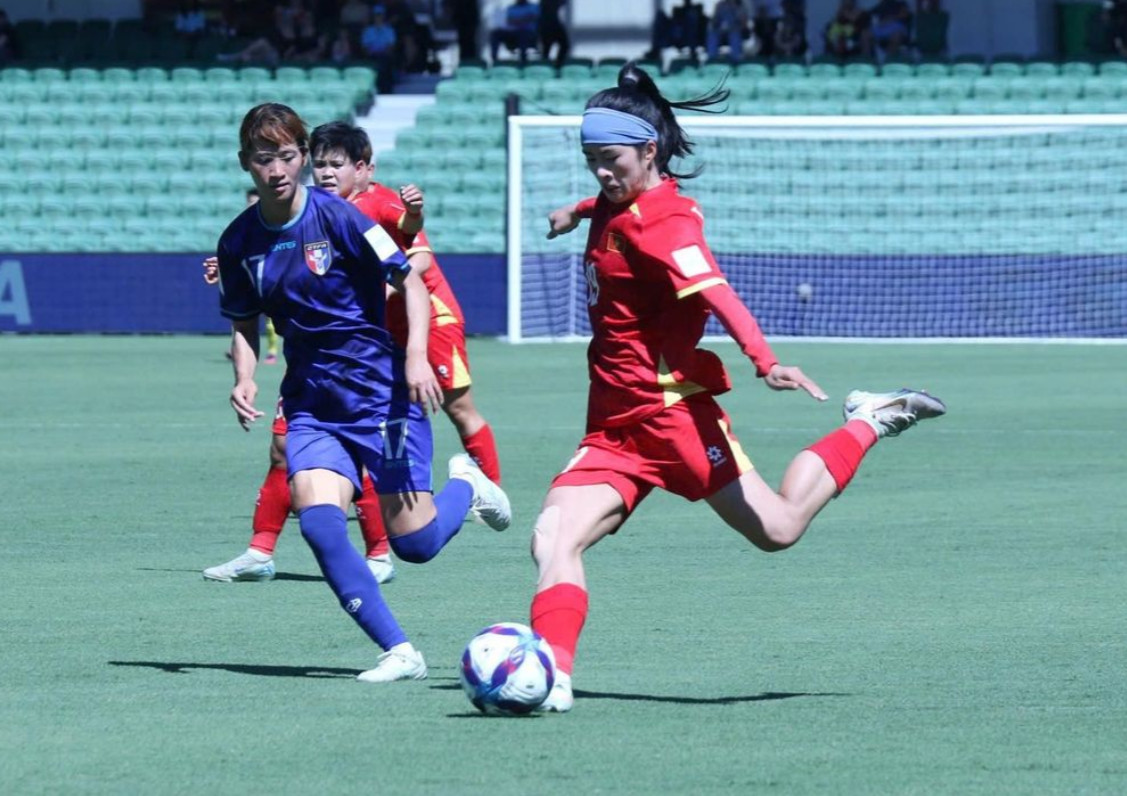 Tuyển nữ Việt Nam nỗ lực tranh tấm vé đi tiếp. Ảnh: VFF