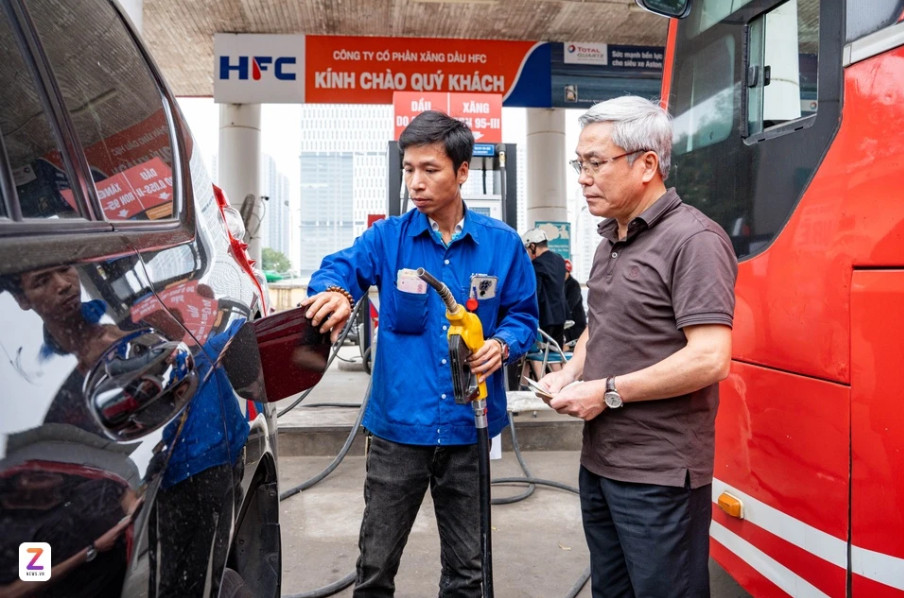 Nhu cầu tiêu thụ xăng dầu của người dân, doanh nghiệp có xu hướng tăng thời gian gần đây. Ảnh: Trần Hiền.