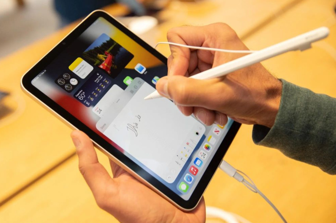 Kích thước của iPhone gập khi mở ra có thể tương đương iPad mini. Ảnh: Bloomberg.