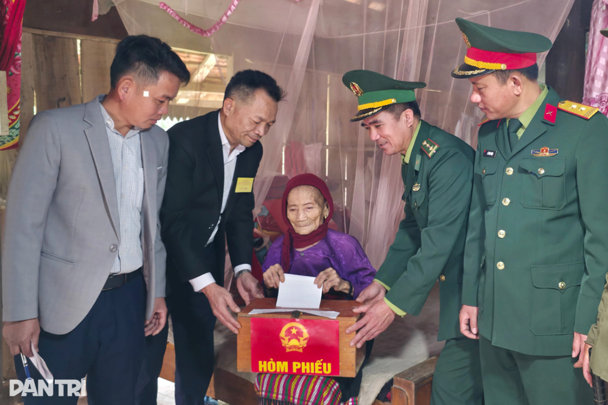 Cụ Ngân Thị Xinh (94 tuổi) được tổ bầu cử hỗ trợ bỏ phiếu tại nhà (Ảnh: Nguyễn Phê).