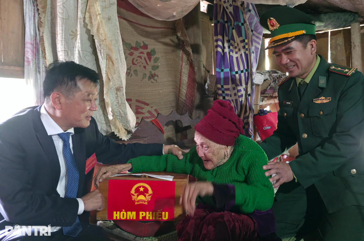 Cụ Ngân Thị Phong (93 tuổi) xúc động cầm lá phiếu thực hiện quyền công dân (Ảnh: Nguyễn Phê).