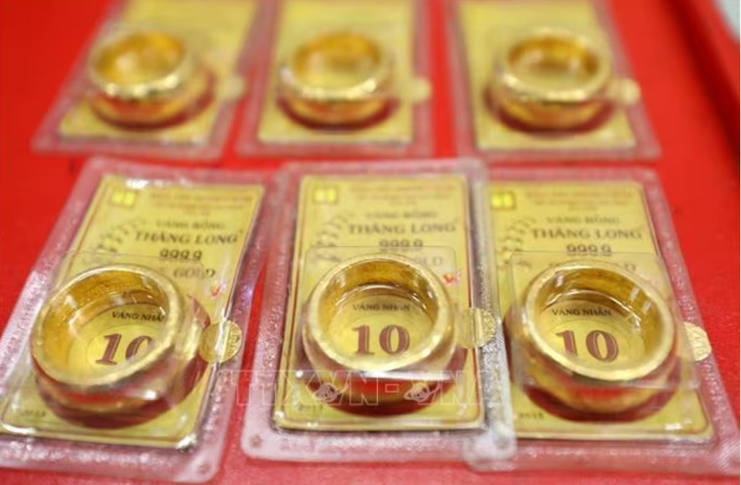 Sản phẩm vàng nhẫn tròn trơn 9999. Ảnh TTXVN
