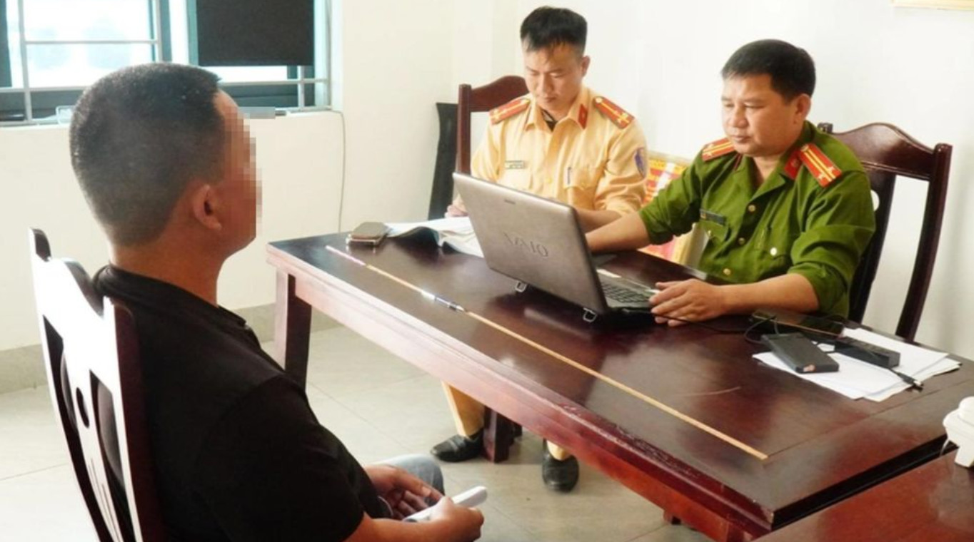 Cán bộ công an làm việc với tài xế xe bán tải. Ảnh: CTV